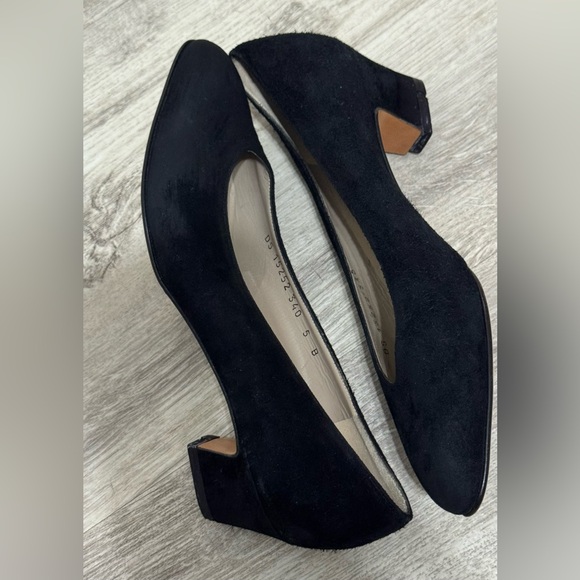 Salvatore Ferragamo VINTAGE RARE Black Suede Pumps Heels Size 5 WORN ONCE - Picture 5 of 11